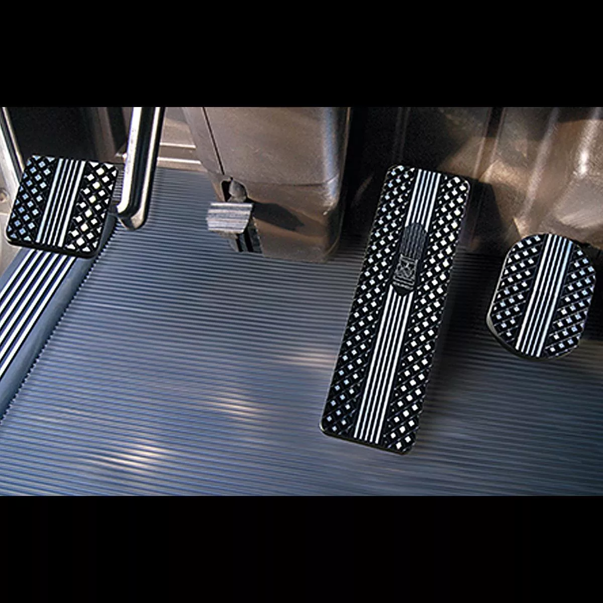 07′-Current Kenworth T700, T800, W900 (Crown Cut) Diamond Series Billet Pedals (Black Finish)